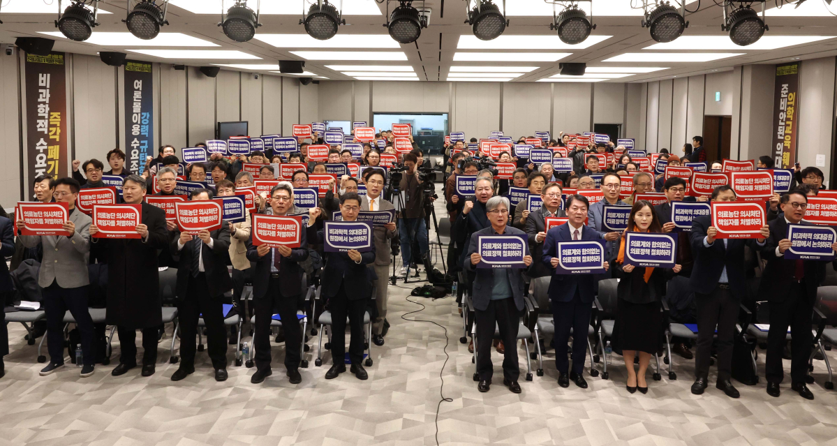 ▲22일 서울 용산구 대한의사협회에서 열린 ‘의료농단 저지 및 책임자 처벌을 위한 전국의사대표자대회’에서 박형욱 대한의사협회 비상대책위원회 위원장, 강대식 의협 회장 직무대행, 안철수 국민의힘 의원, 이주영 개혁신당 의원 등이 구호제창을 하고 있다. 신태현 기자 holjjak@
