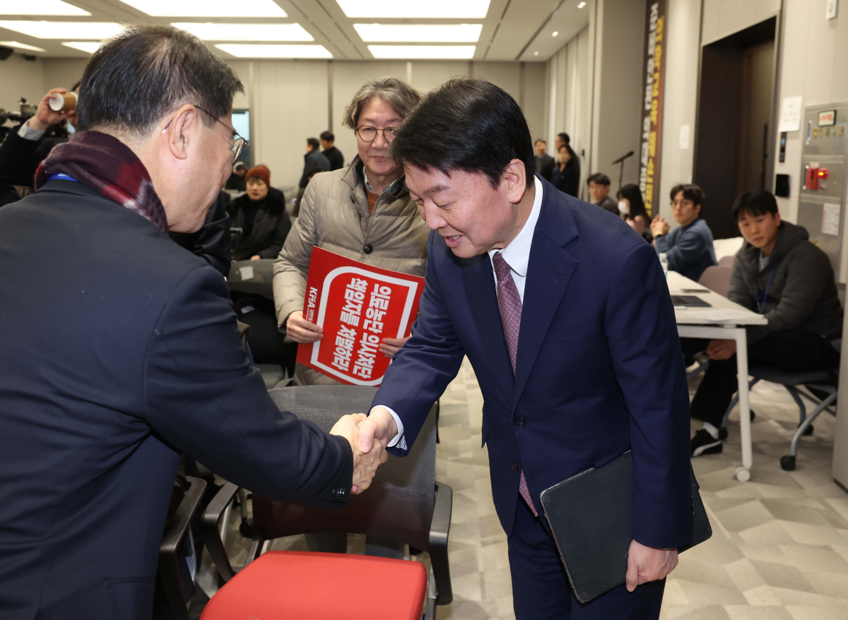 ▲22일 서울 용산구 대한의사협회에서 열린 ‘의료농단 저지 및 책임자 처벌을 위한 전국의사대표자대회’에서 안철수(오른쪽) 국민의힘 의원과 박형욱 대한의사협회 비상대책위원회 위원장이 인사하고 있다. 신태현 기자 holjjak@