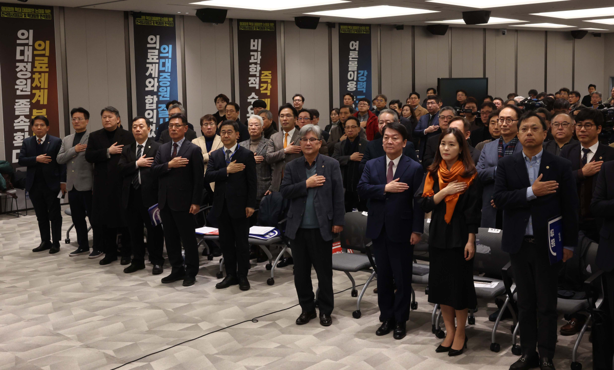 ▲22일 서울 용산구 대한의사협회에서 열린 ‘의료농단 저지 및 책임자 처벌을 위한 전국의사대표자대회’에서 박형욱 대한의사협회 비상대책위원회 위원장, 강대식 의협 회장 직무대행, 안철수 국민의힘 의원, 이주영 개혁신당 의원 등이 국민의례를 하고 있다. 신태현 기자 holjjak@