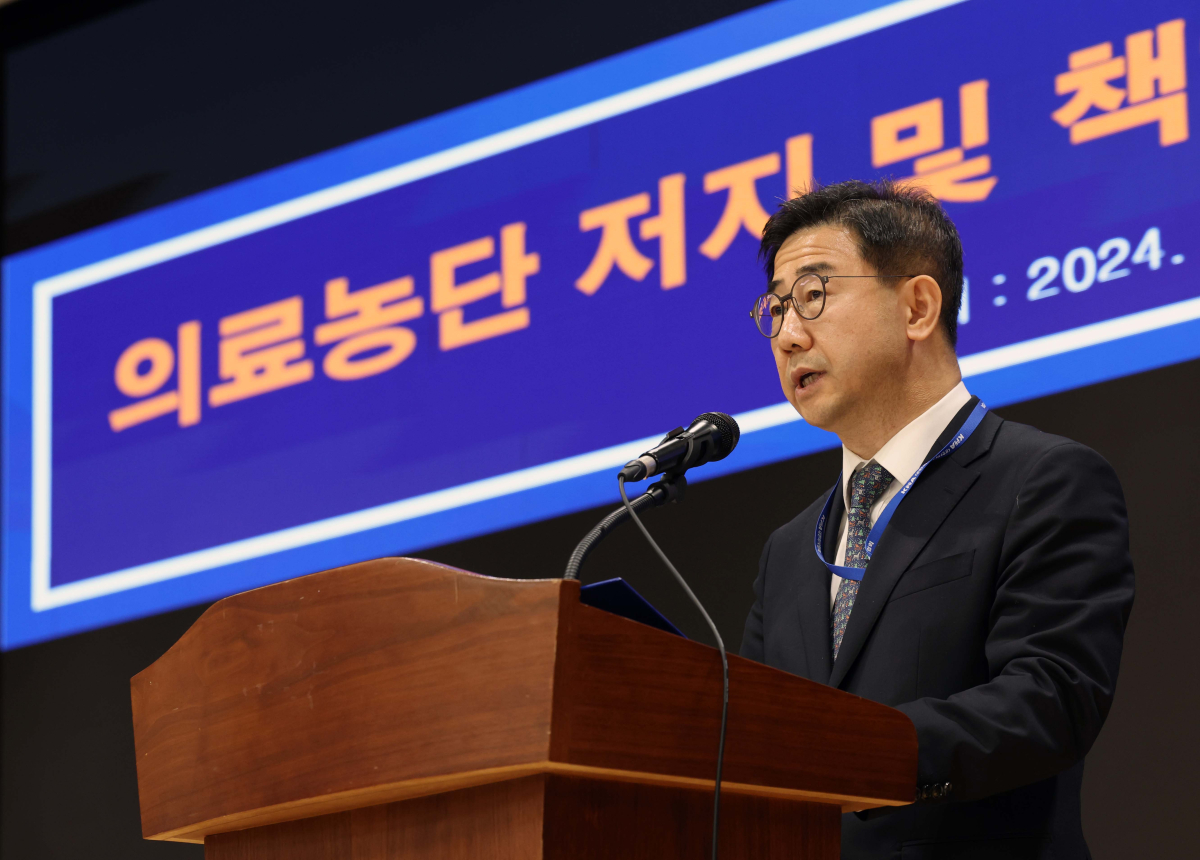 ▲22일 서울 용산구 대한의사협회에서 열린 ‘의료농단 저지 및 책임자 처벌을 위한 전국의사대표자대회’에서 박형욱 대한의사협회 비상대책위원회 위원장이 대회사를 하고 있다. 신태현 기자 holjjak@