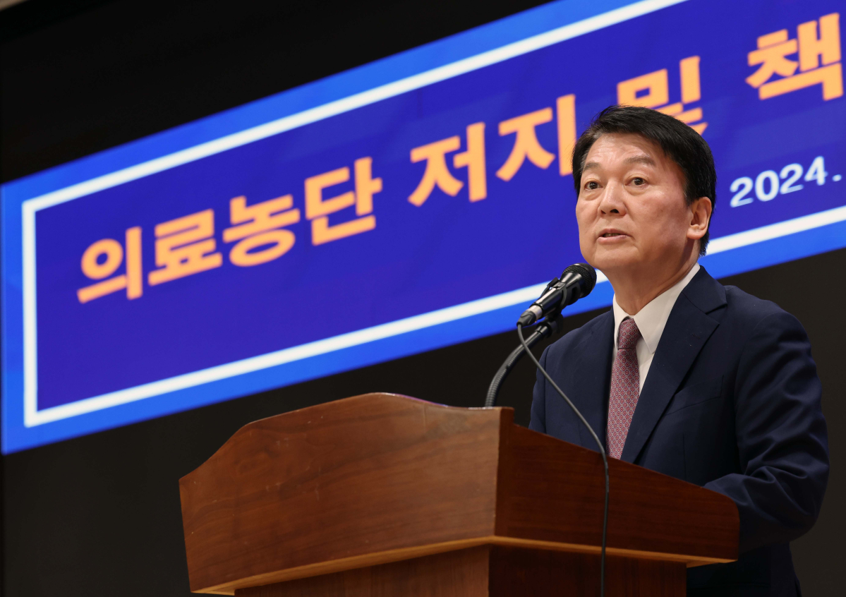 ▲22일 서울 용산구 대한의사협회에서 열린 ‘의료농단 저지 및 책임자 처벌을 위한 전국의사대표자대회’에서 안철수 국민의힘 의원이 인사말을 하고 있다. 신태현 기자 holjjak@