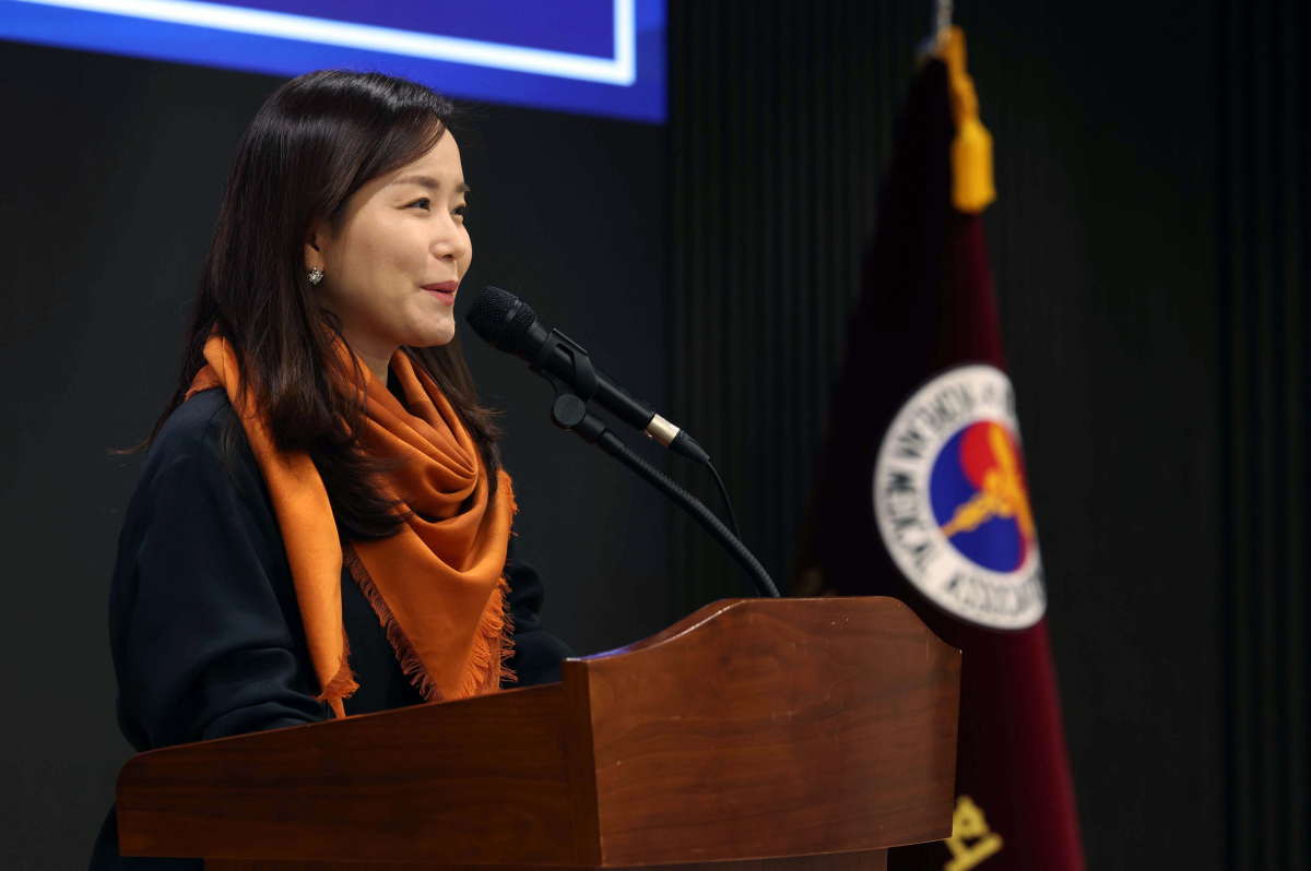 ▲22일 서울 용산구 대한의사협회에서 열린 ‘의료농단 저지 및 책임자 처벌을 위한 전국의사대표자대회’에서 이주영 개혁신당 의원이 인사말을 하고 있다. 신태현 기자 holjjak@