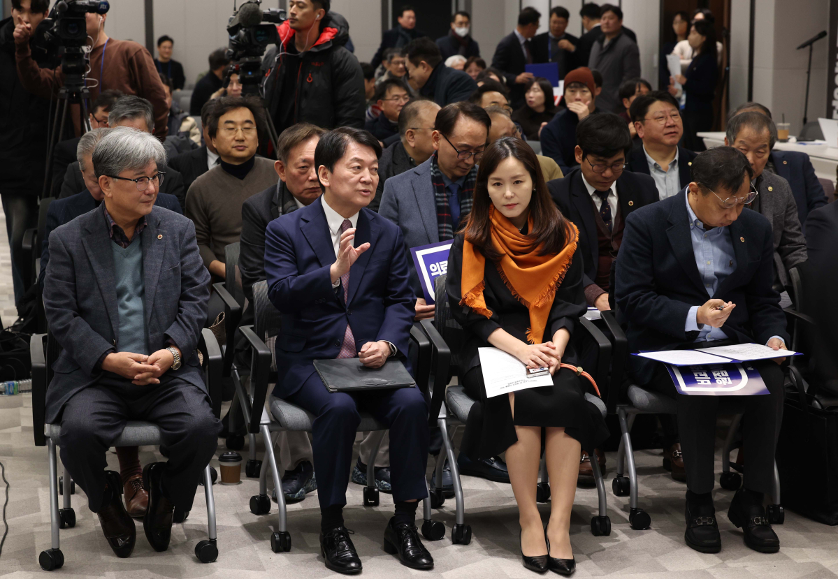 ▲22일 서울 용산구 대한의사협회에서 열린 ‘의료농단 저지 및 책임자 처벌을 위한 전국의사대표자대회’에서 안철수(왼쪽 두번째부터) 국민의힘 의원과 이주영 개혁신당 의원이 대화하고 있다. 신태현 기자 holjjak@