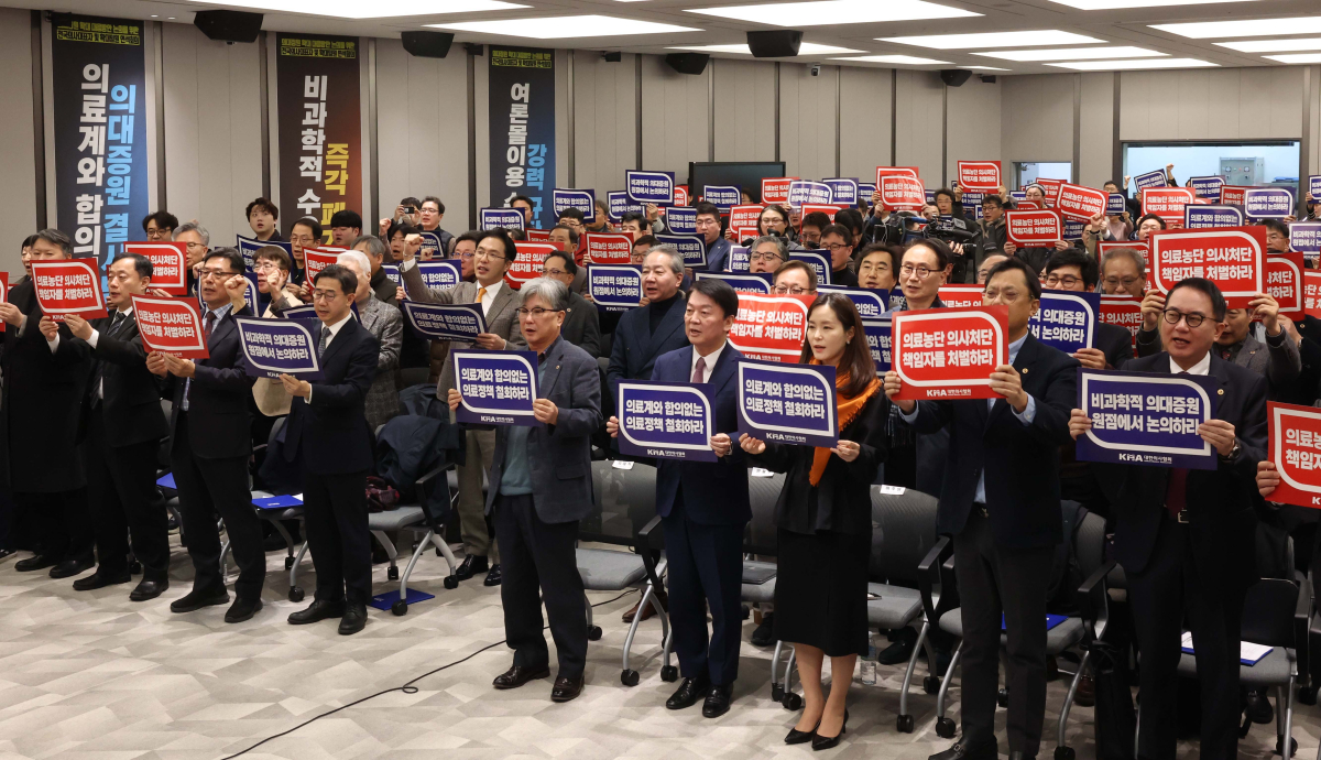 ▲22일 서울 용산구 대한의사협회에서 열린 ‘의료농단 저지 및 책임자 처벌을 위한 전국의사대표자대회’에서 박형욱 대한의사협회 비상대책위원회 위원장, 강대식 의협 회장 직무대행, 안철수 국민의힘 의원, 이주영 개혁신당 의원 등이 구호제창을 하고 있다. 신태현 기자 holjjak@