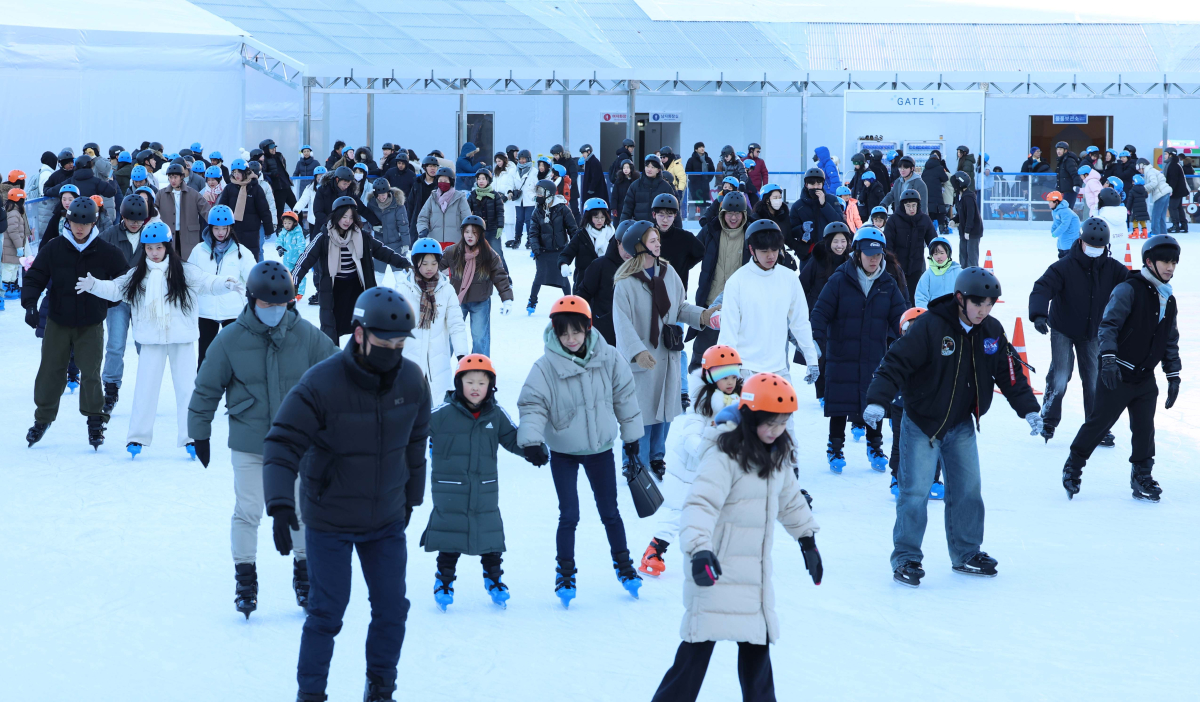 ▲22일 서울광장 스케이트장을 찾은 시민들과 외국인 관광객들이 빙판을 지치며 겨울 정취를 만끽하고 있다. 서울시는 20일 개장한 서울광장 스케이트장을 내년 2월 9일까지 운영한다. 헬멧과 무릎보호대 등 안전용품은 무료로 대여할 수 있으며 이용요금은 1000원이다. 신태현 기자 holjjak@