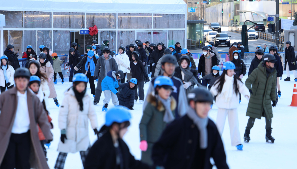 ▲22일 서울광장 스케이트장을 찾은 시민들과 외국인 관광객들이 빙판을 지치며 겨울 정취를 만끽하고 있다. 서울시는 20일 개장한 서울광장 스케이트장을 내년 2월 9일까지 운영한다. 헬멧과 무릎보호대 등 안전용품은 무료로 대여할 수 있으며 이용요금은 1000원이다. 신태현 기자 holjjak@