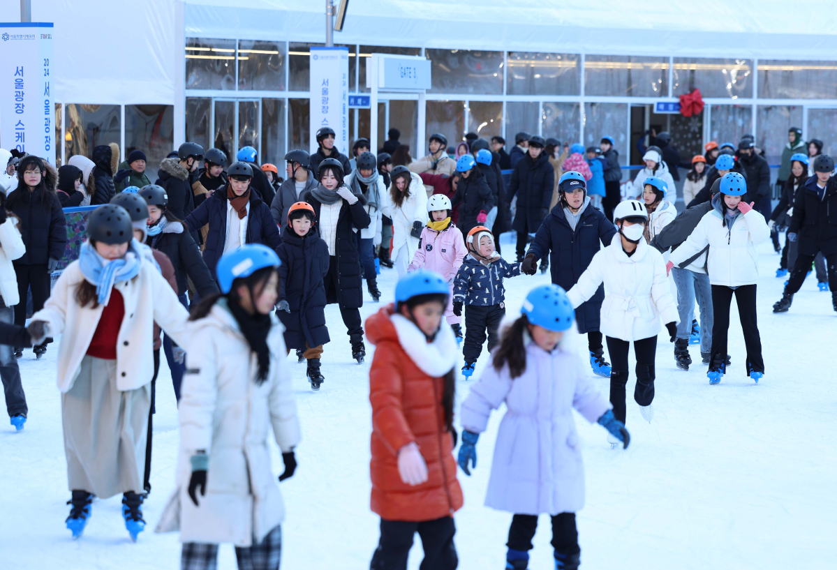 ▲22일 서울광장 스케이트장을 찾은 시민들과 외국인 관광객들이 빙판을 지치며 겨울 정취를 만끽하고 있다. 서울시는 20일 개장한 서울광장 스케이트장을 내년 2월 9일까지 운영한다. 헬멧과 무릎보호대 등 안전용품은 무료로 대여할 수 있으며 이용요금은 1000원이다. 신태현 기자 holjjak@