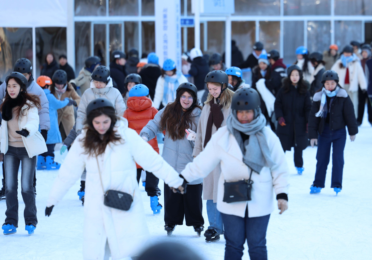 ▲22일 서울광장 스케이트장을 찾은 시민들과 외국인 관광객들이 빙판을 지치며 겨울 정취를 만끽하고 있다. 서울시는 20일 개장한 서울광장 스케이트장을 내년 2월 9일까지 운영한다. 헬멧과 무릎보호대 등 안전용품은 무료로 대여할 수 있으며 이용요금은 1000원이다. 신태현 기자 holjjak@