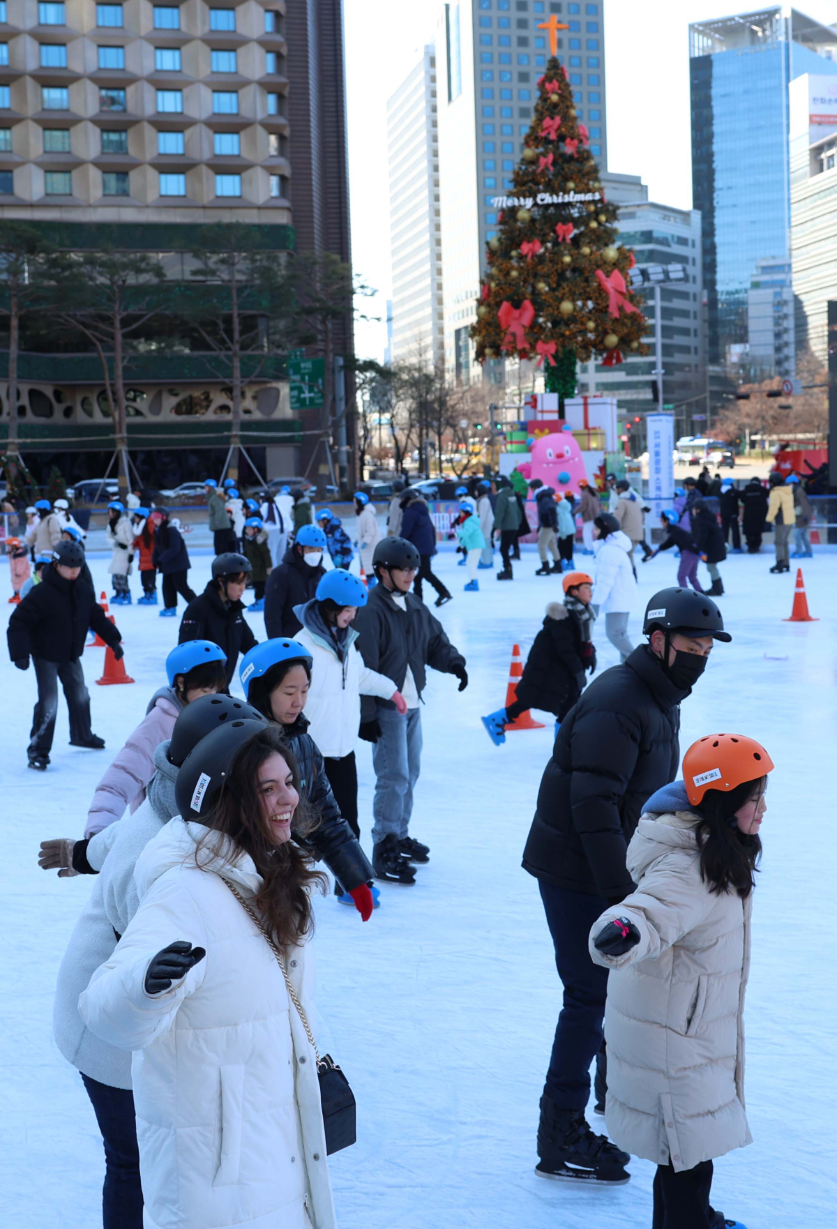 ▲22일 서울광장 스케이트장을 찾은 시민들과 외국인 관광객들이 빙판을 지치며 겨울 정취를 만끽하고 있다. 서울시는 20일 개장한 서울광장 스케이트장을 내년 2월 9일까지 운영한다. 헬멧과 무릎보호대 등 안전용품은 무료로 대여할 수 있으며 이용요금은 1000원이다. 신태현 기자 holjjak@