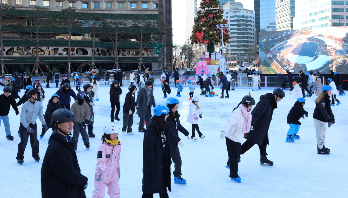▲22일 서울광장 스케이트장을 찾은 시민들과 외국인 관광객들이 빙판을 지치며 겨울 정취를 만끽하고 있다. 서울시는 20일 개장한 서울광장 스케이트장을 내년 2월 9일까지 운영한다. 헬멧과 무릎보호대 등 안전용품은 무료로 대여할 수 있으며 이용요금은 1000원이다. 신태현 기자 holjjak@