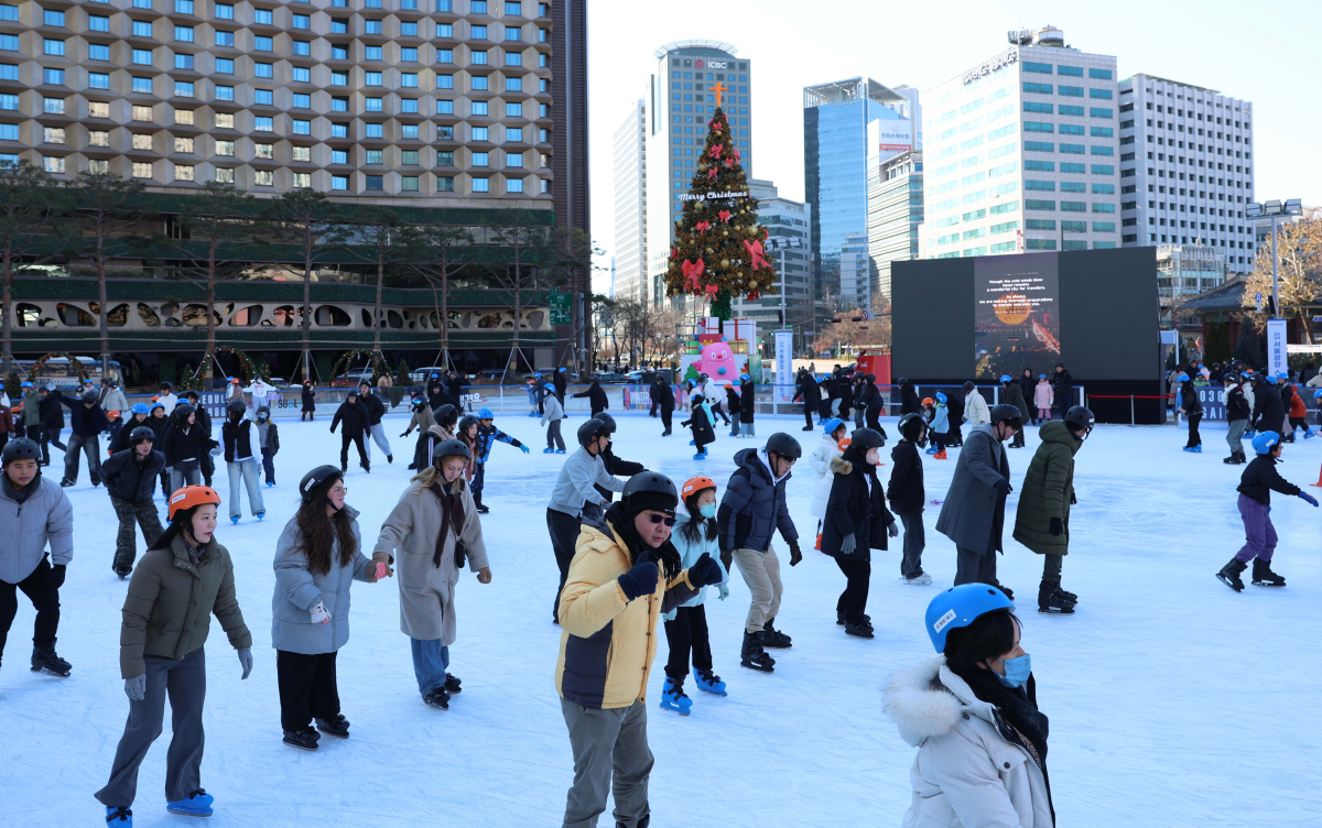 ▲22일 서울광장 스케이트장을 찾은 시민들과 외국인 관광객들이 빙판을 지치며 겨울 정취를 만끽하고 있다. 서울시는 20일 개장한 서울광장 스케이트장을 내년 2월 9일까지 운영한다. 헬멧과 무릎보호대 등 안전용품은 무료로 대여할 수 있으며 이용요금은 1000원이다. 신태현 기자 holjjak@