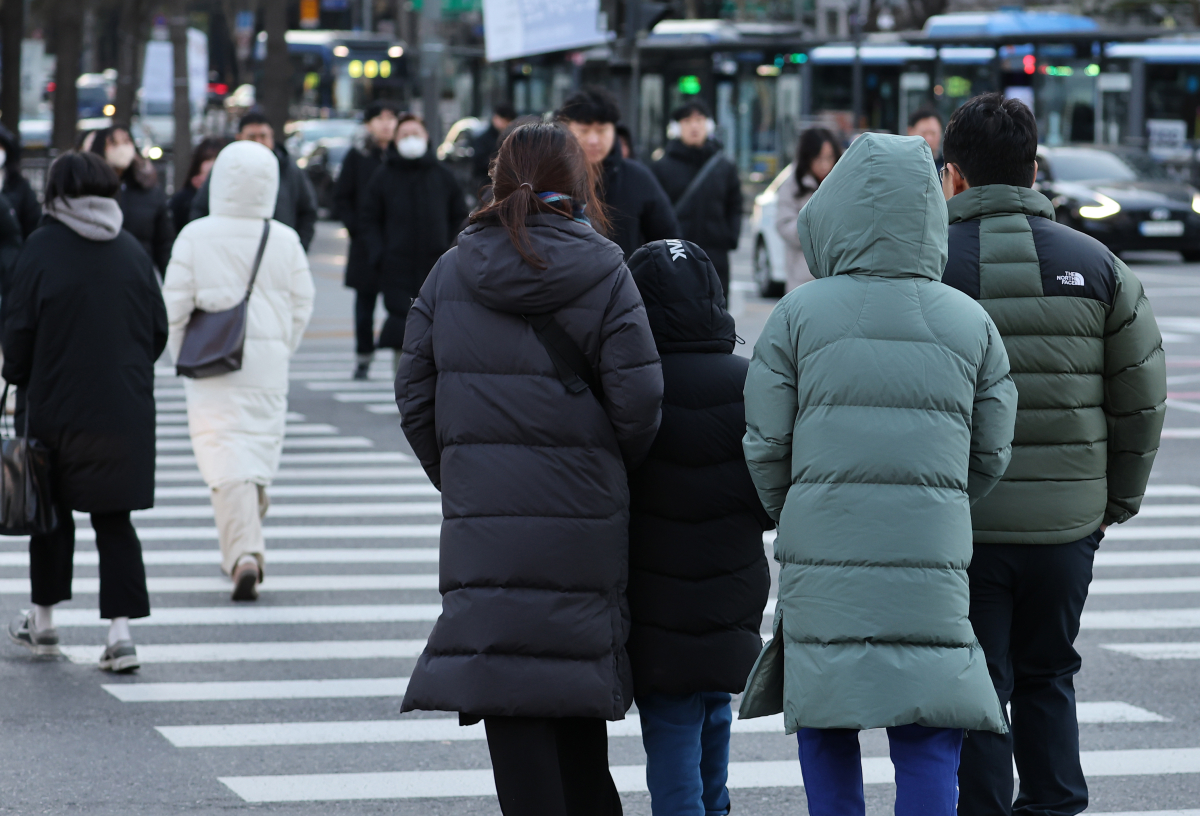 ▲서울 기온이 영하 6.2도까지 떨어지며 강추위가 찾아온 18일 서울 종로구 세종로 네거리에서 두꺼운 옷차림을 한 시민들이 발길을 서두르고 있다. (연합뉴스)
