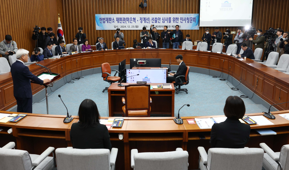 ▲23일 서울 여의도 국회에서 열린 헌법재판소 재판관 선출안 심사를 위한 인사청문회에서 마은혁 후보자가 모두발언을 하고 있다. 신태현 기자 holjjak@