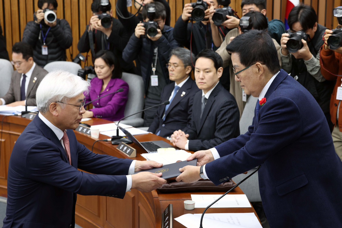 ▲23일 서울 여의도 국회에서 열린 헌법재판소 재판관 선출안 심사를 위한 인사청문회에서 마은혁(왼쪽) 후보자가 박지원 인사청문특위 위원장에게 선서문을 제출하고 있다. 신태현 기자 holjjak@