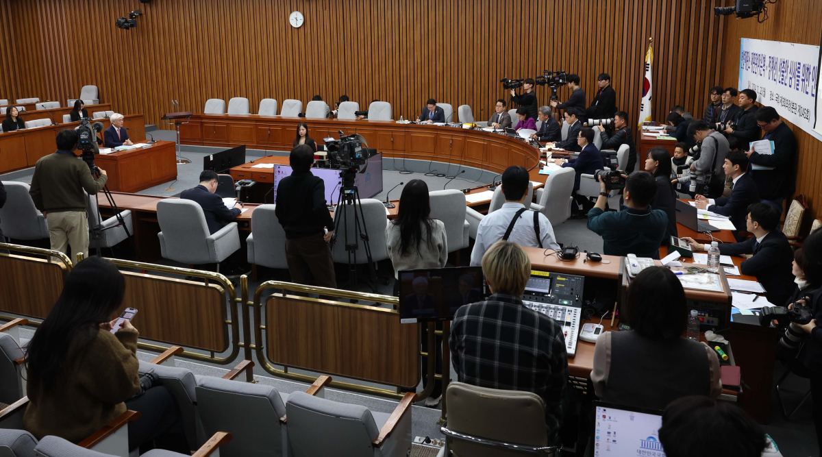 ▲23일 서울 여의도 국회에서 열린 헌법재판소 재판관 선출안 심사를 위한 인사청문회에서 마은혁 후보자가 의원 질의에 답하고 있다. 신태현 기자 holjjak@