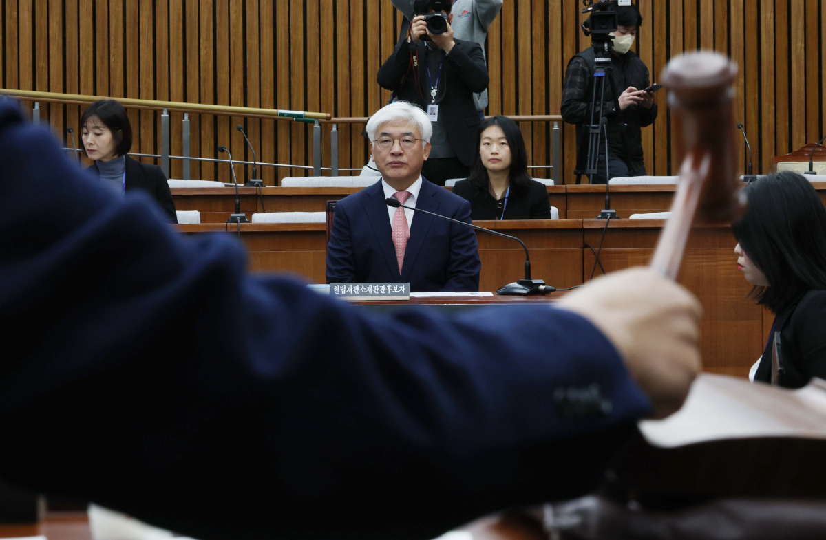 ▲23일 서울 여의도 국회에서 열린 마은혁 헌법재판소 재판관 선출안 심사를 위한 인사청문회에서 박지원 인사청문특별위원회 위원장이 의사봉을 두드리고 있다. 신태현 기자 holjjak@