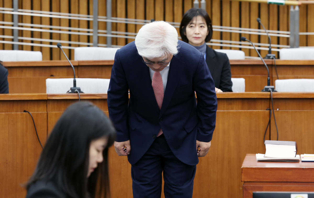 ▲23일 서울 여의도 국회에서 열린 헌법재판소 재판관 선출안 심사를 위한 인사청문회에서 마은혁 후보자가 인사하고 있다. 신태현 기자 holjjak@