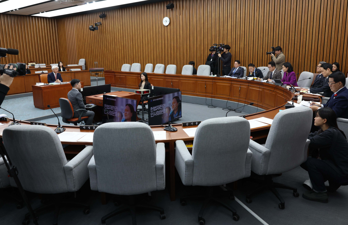 ▲23일 서울 여의도 국회에서 열린 헌법재판소 재판관 선출안 심사를 위한 인사청문회에서 마은혁 후보자가 의원질의에 답변하는 가운데 국민의힘 의원들이 청문회에 불참, 의석이 비어있다. 신태현 기자 holjjak@