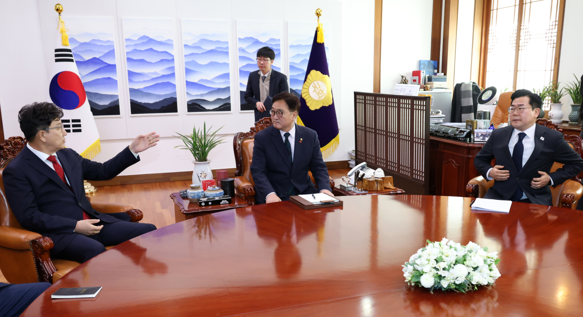 ▲우원식 국회의장(가운데)와 권성동 국민의힘 당대표 권한대행(왼쪽), 박찬대 더불어민주당 원내대표가 23일 국회의장실에서 회동을 갖고 대화하고 있다. 신태현 기자 holjjak@