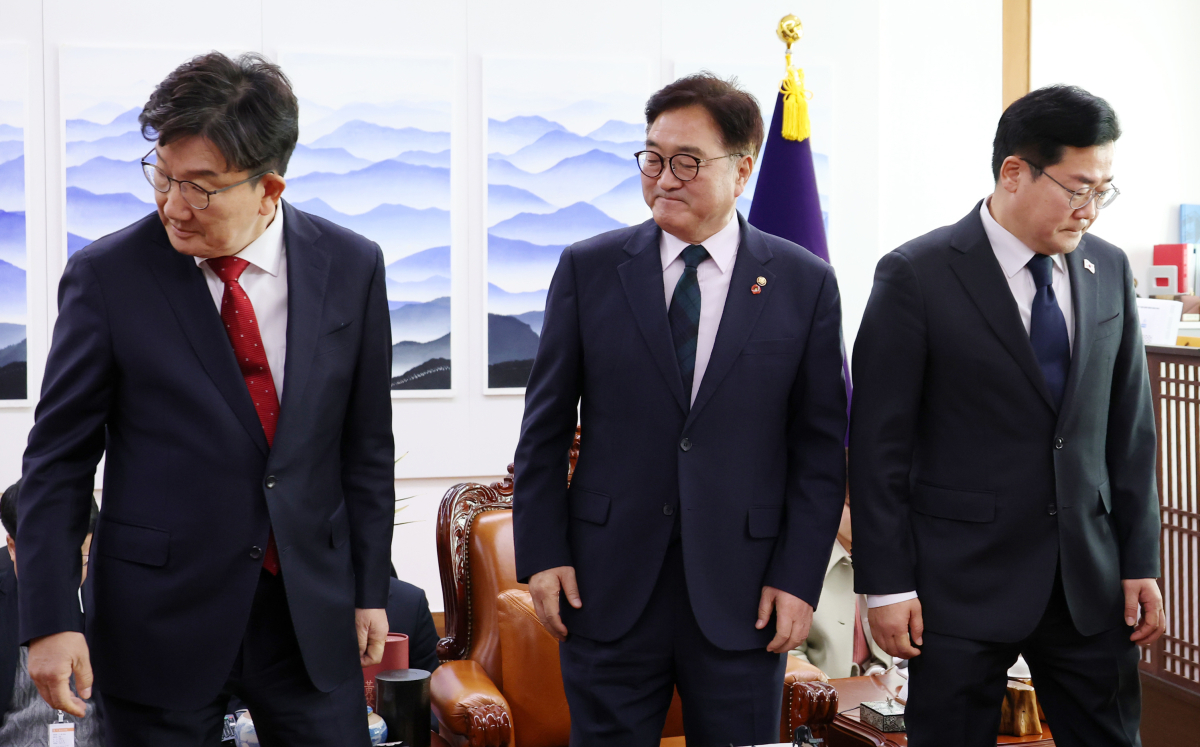 ▲우원식 국회의장(가운데)와 권성동 국민의힘 당대표 권한대행(왼쪽), 박찬대 더불어민주당 원내대표가 23일 국회의장실에서 열린 회동에서 인사를 마치고 자리로 돌아가고 있다. 신태현 기자 holjjak@