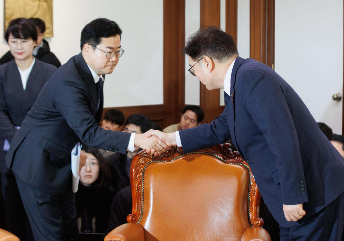 ▲우원식 국회의장, 박찬대 더불어민주당 원내대표가 23일 오전 서울 여의도 국회 의장실에서 열린 양당 원내대표 회동에서 인사를 나누고 있다. 신태현 기자 holjjak@