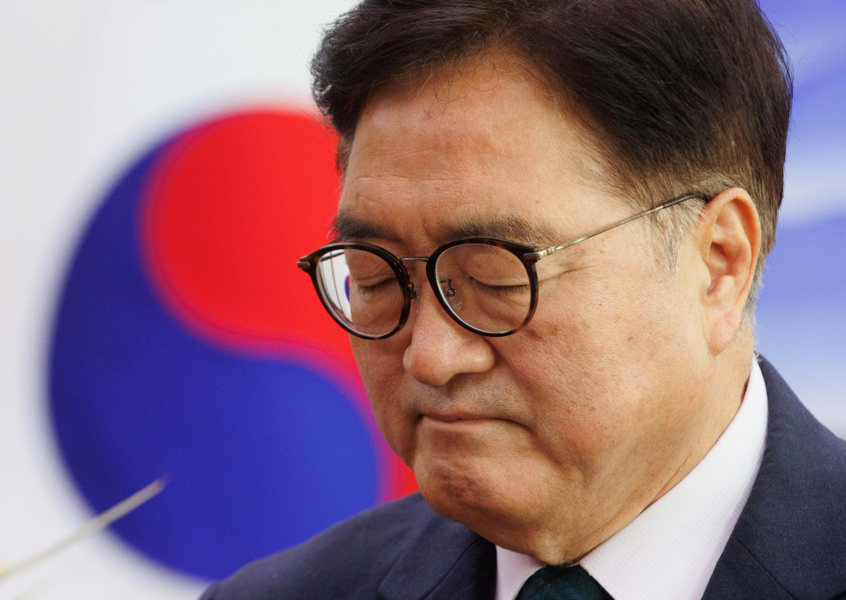 ▲우원식 국회의장이 23일 오전 서울 여의도 국회 의장실에서 양당 원내대표 회동을 앞두고 생각에 잠겨 있다. 신태현 기자 holjjak@