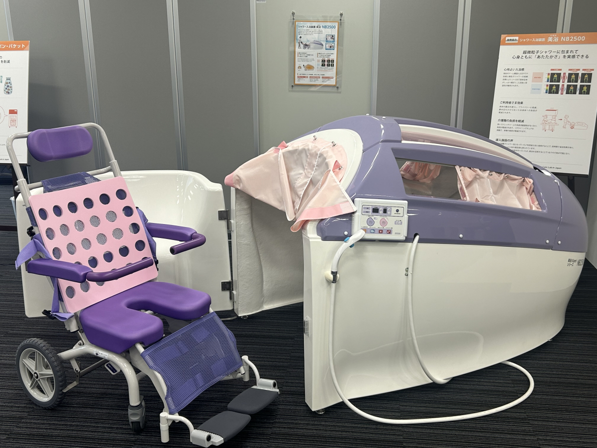 ▲솜포퓨처케어랩 내에 전시된 케어샤워 목욕 장비. 이 장비를 사용하면 요개호자의 목욕서비스를 직원 1명이 30분만에 제공할 수 있다. (도쿄(일본)=김재은 기자 dove@)