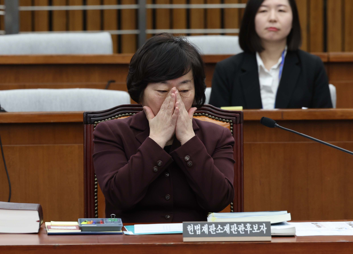 ▲23일 서울 여의도 국회에서 열린 헌법재판소 재판관 선출안 심사를 위한 인사청문회에서 정계선 후보자가 잠시 얼굴을 만지고 있다. 신태현 기자 holjjak@