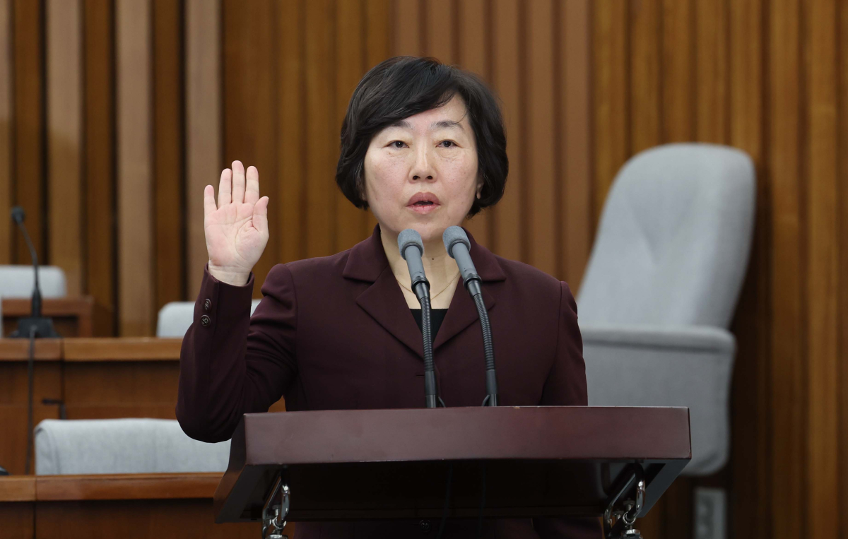 ▲23일 서울 여의도 국회에서 열린 헌법재판소 재판관 선출안 심사를 위한 인사청문회에서 정계선 후보자가 선서를 하고있다. 신태현 기자 holjjak@