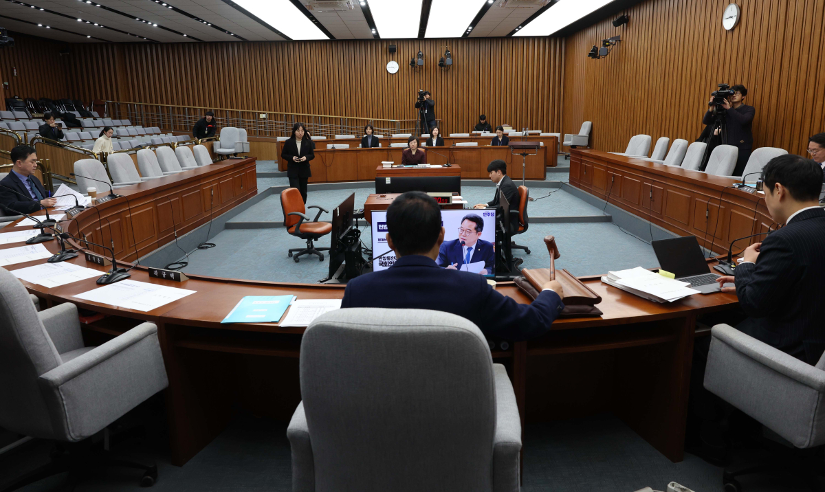 ▲23일 서울 여의도 국회에서 열린 정계선 헌법재판소 재판관 선출안 심사를 위한 인사청문회에서 박지원 인사청문특위 위원장이 의사봉을 두드리고 있다. 신태현 기자 holjjak@