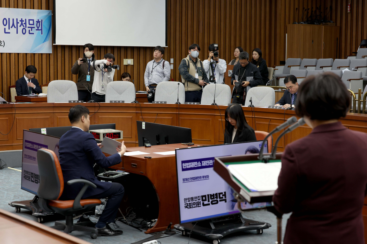 ▲23일 서울 여의도 국회에서 열린 헌법재판소 재판관 선출안 심사를 위한 인사청문회에서 정계선 후보자가 모두발언을 하는 가운데 국민의힘 의원들이 청문회에 불참, 자리가 비어 있다. 신태현 기자 holjjak@