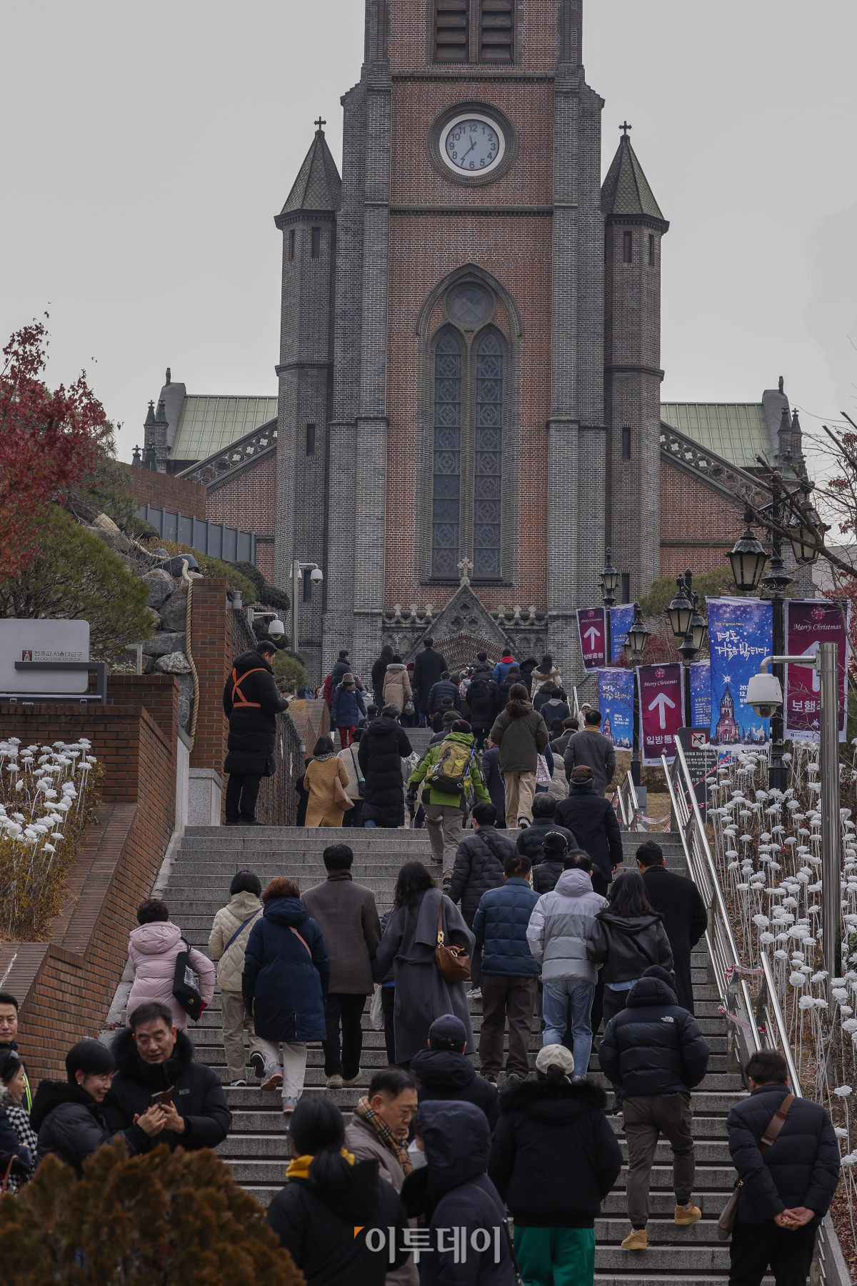 ▲성탄절인 25일 서울 중구 명동거리를 찾은 시민들이 휴일을 즐기고 있다. 조현호 기자 hyunho@
