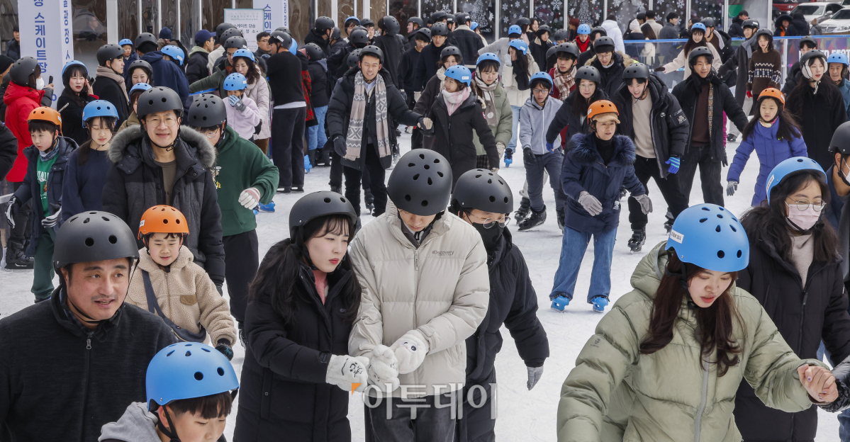 ▲성탄절인 25일 서울 중구 서울광장 스케이트장을 찾은 시민들이 스케이트를 타며 즐거운 시간을 보내고 있다. 조현호 기자 hyunho@
