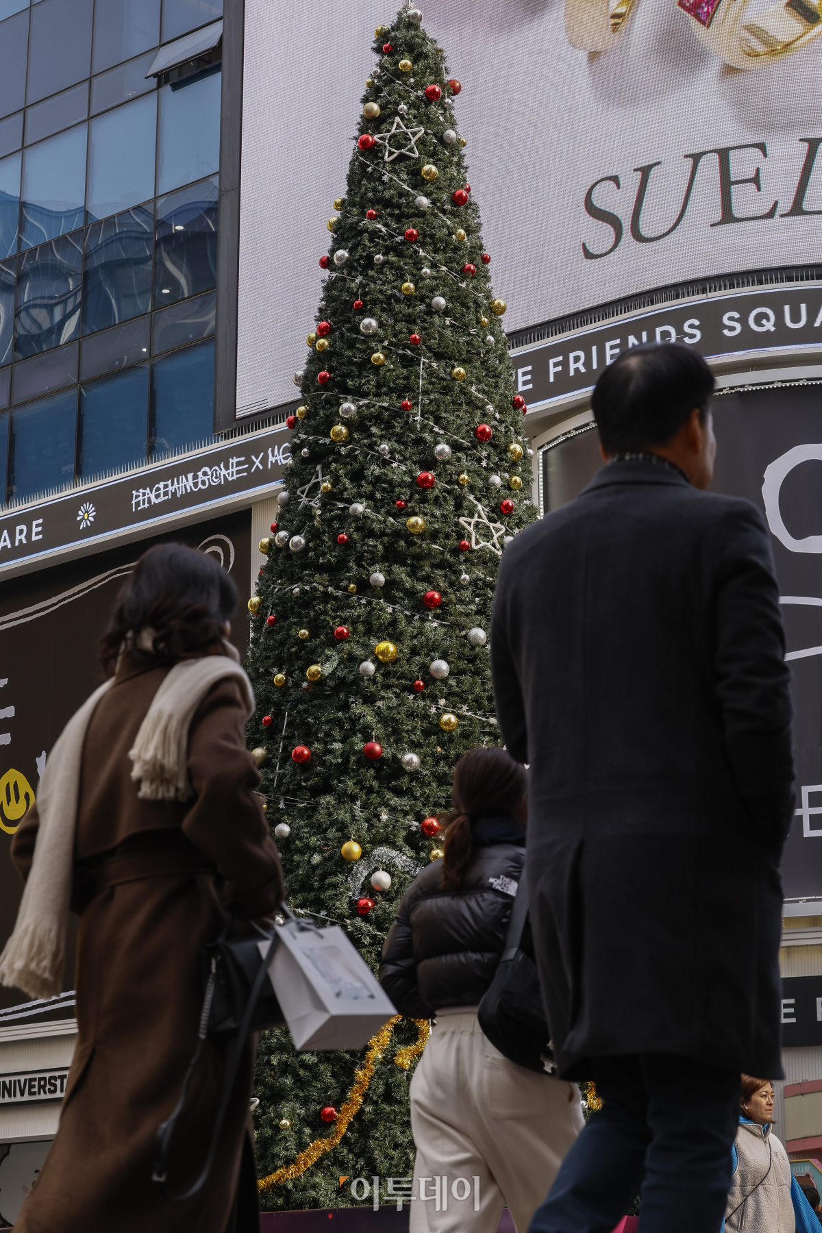 ▲성탄절인 25일 서울 중구 명동거리를 찾은 시민들이 휴일을 즐기고 있다. 조현호 기자 hyunho@