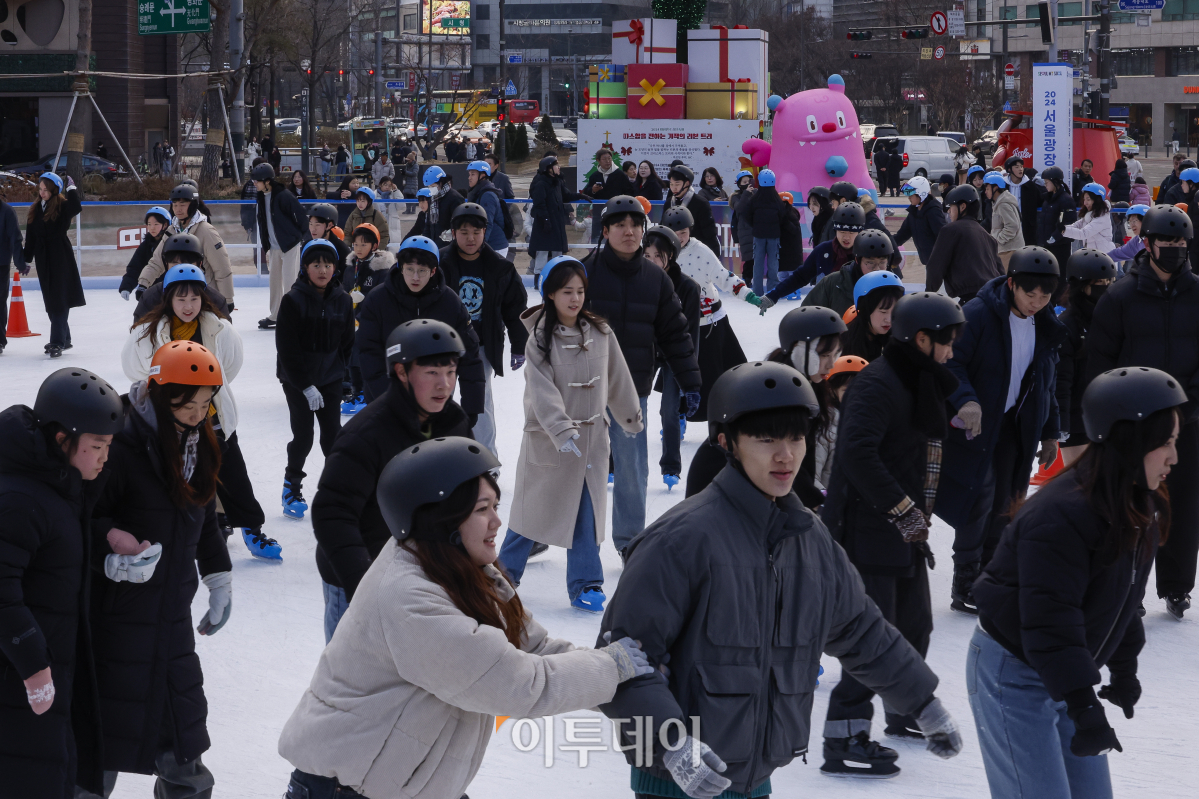 ▲성탄절인 25일 서울 중구 서울광장 스케이트장을 찾은 시민들이 스케이트를 타며 즐거운 시간을 보내고 있다. 조현호 기자 hyunho@