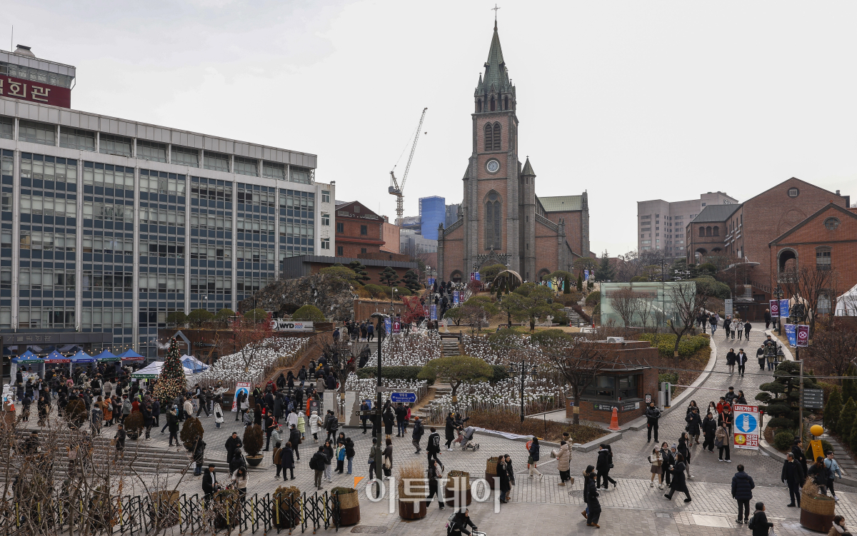 ▲성탄절인 25일 서울 중구 명동거리를 찾은 시민들이 휴일을 즐기고 있다. 조현호 기자 hyunho@