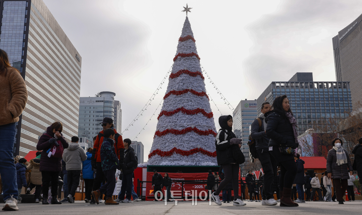 ▲성탄절인 25일 서울 종로구 광화문광장을 찾은 시민들이 즐거운 시간을 보내고 있다. 조현호 기자 hyunho@