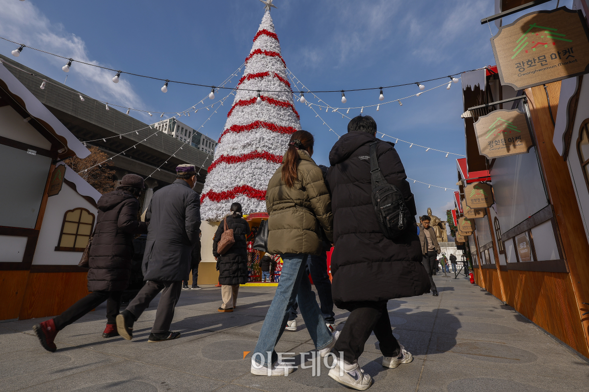 ▲성탄절인 25일 서울 종로구 광화문광장을 찾은 시민들이 즐거운 시간을 보내고 있다. 조현호 기자 hyunho@