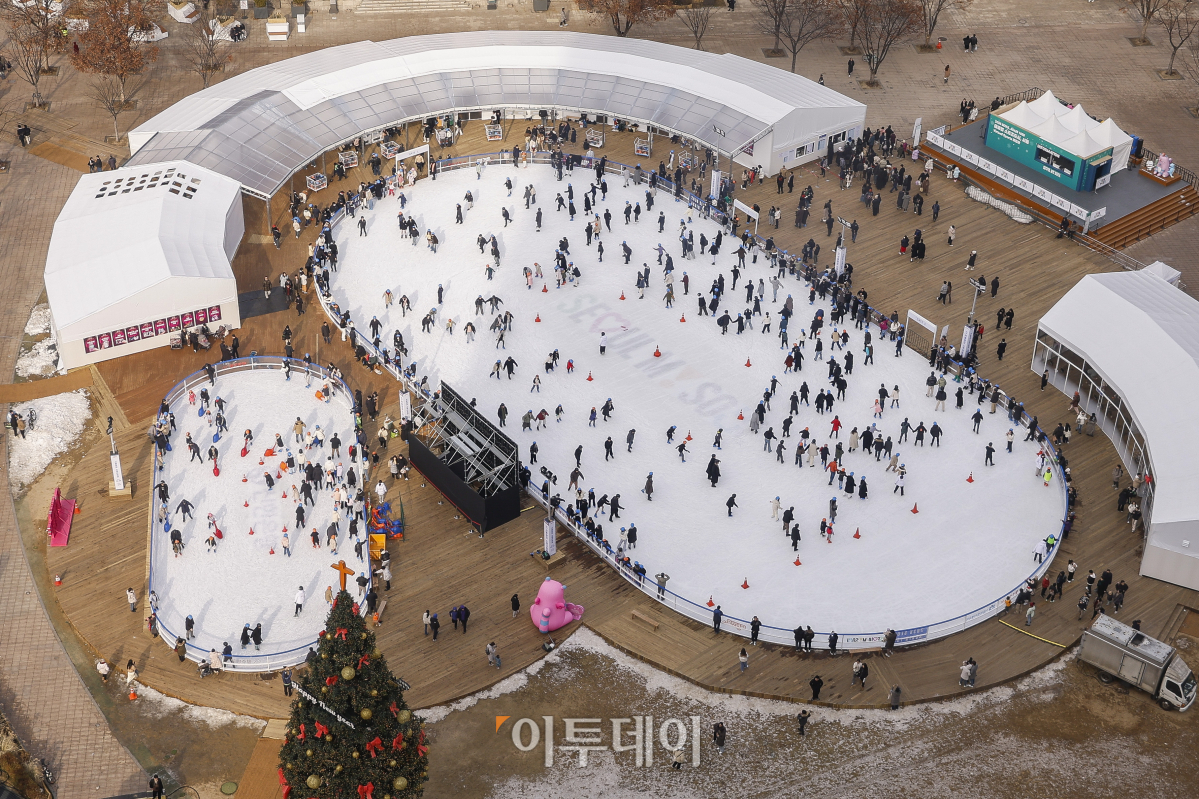 ▲성탄절인 25일 서울 중구 서울광장 스케이트장을 찾은 시민들이 스케이트를 타며 즐거운 시간을 보내고 있다. 조현호 기자 hyunho@