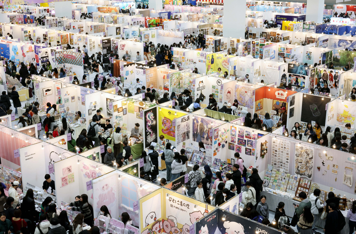 ▲26일 서울 강남구 코엑스에서 열린 ‘서울일러스트레이션페어 V.18’ 행사장이 참관객들로 붐비고 있다. 서울일러스트레이션페어는 매년 개최되는 국내 최대 규모의 일러스트레이션 전문 전시회로 일러스트, 그래픽 디자인, 캘리그라피, 타이포그라피 등 다양한 창작자들의 작품을 만나볼 수 있다. 신태현 기자 holjjak@