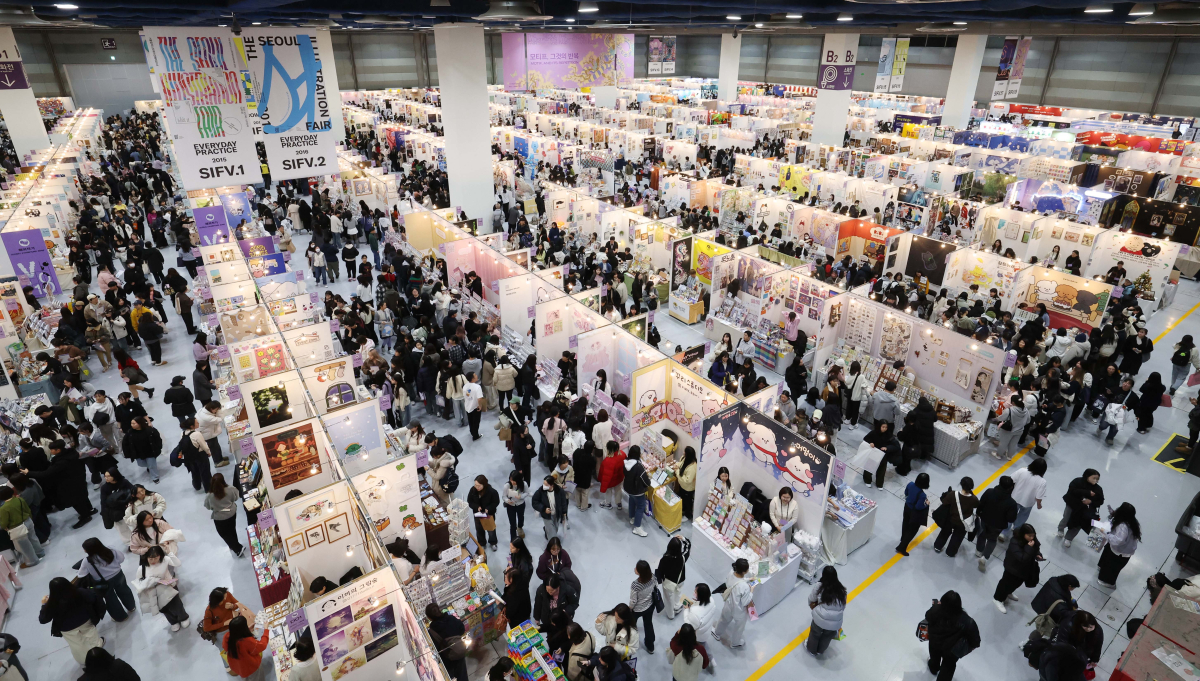 ▲26일 서울 강남구 코엑스에서 열린 ‘서울일러스트레이션페어 V.18’ 행사장이 참관객들로 붐비고 있다. 서울일러스트레이션페어는 매년 개최되는 국내 최대 규모의 일러스트레이션 전문 전시회로 일러스트, 그래픽 디자인, 캘리그라피, 타이포그라피 등 다양한 창작자들의 작품을 만나볼 수 있다. 신태현 기자 holjjak@