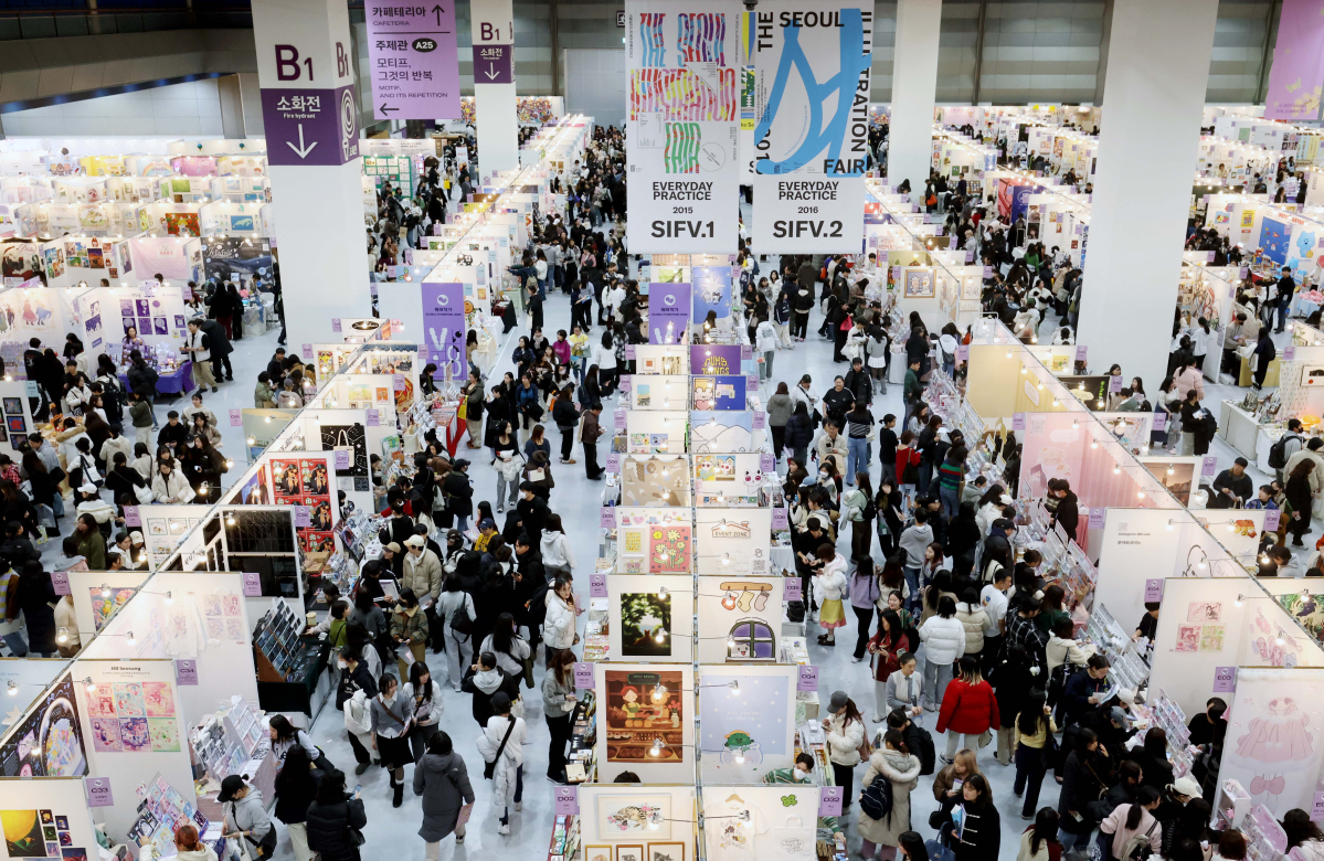 ▲26일 서울 강남구 코엑스에서 열린 ‘서울일러스트레이션페어 V.18’ 행사장이 참관객들로 붐비고 있다. 서울일러스트레이션페어는 매년 개최되는 국내 최대 규모의 일러스트레이션 전문 전시회로 일러스트, 그래픽 디자인, 캘리그라피, 타이포그라피 등 다양한 창작자들의 작품을 만나볼 수 있다. 신태현 기자 holjjak@