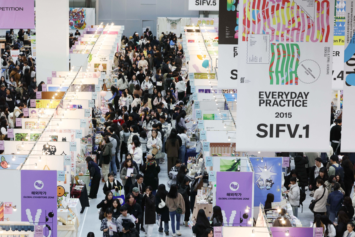 ▲26일 서울 강남구 코엑스에서 열린 ‘서울일러스트레이션페어 V.18’ 행사장이 참관객들로 붐비고 있다. 서울일러스트레이션페어는 매년 개최되는 국내 최대 규모의 일러스트레이션 전문 전시회로 일러스트, 그래픽 디자인, 캘리그라피, 타이포그라피 등 다양한 창작자들의 작품을 만나볼 수 있다. 신태현 기자 holjjak@