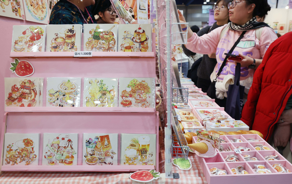 ▲26일 서울 강남구 코엑스에서 열린 ‘서울일러스트레이션페어 V.18’에서 참관객들이 부스를 둘러보고 있다. 서울일러스트레이션페어는 매년 개최되는 국내 최대 규모의 일러스트레이션 전문 전시회로 일러스트, 그래픽 디자인, 캘리그라피, 타이포그라피 등 다양한 창작자들의 작품을 만나볼 수 있다. 신태현 기자 holjjak@