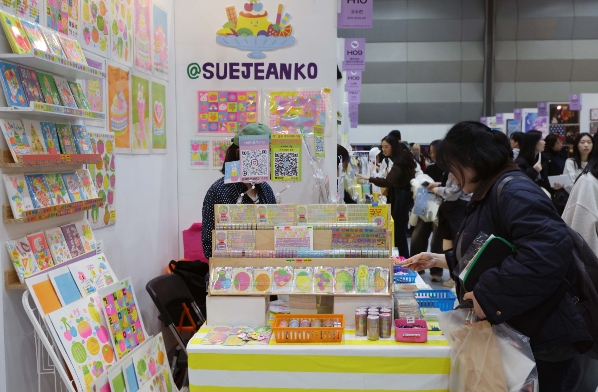 ▲26일 서울 강남구 코엑스에서 열린 ‘서울일러스트레이션페어 V.18’에서 참관객들이 부스를 둘러보고 있다. 서울일러스트레이션페어는 매년 개최되는 국내 최대 규모의 일러스트레이션 전문 전시회로 일러스트, 그래픽 디자인, 캘리그라피, 타이포그라피 등 다양한 창작자들의 작품을 만나볼 수 있다. 신태현 기자 holjjak@