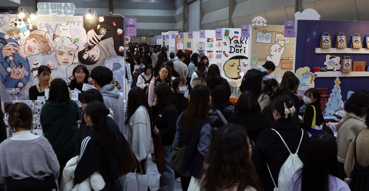 ▲26일 서울 강남구 코엑스에서 열린 ‘서울일러스트레이션페어 V.18’ 행사장이 참관객들로 붐비고 있다. 서울일러스트레이션페어는 매년 개최되는 국내 최대 규모의 일러스트레이션 전문 전시회로 일러스트, 그래픽 디자인, 캘리그라피, 타이포그라피 등 다양한 창작자들의 작품을 만나볼 수 있다. 신태현 기자 holjjak@