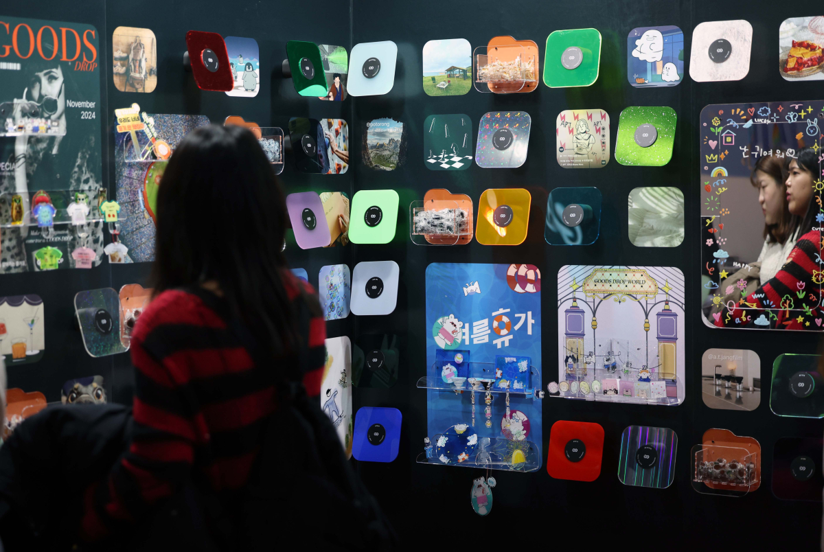 ▲26일 서울 강남구 코엑스에서 열린 ‘서울일러스트레이션페어 V.18’에서 참관객들이 부스를 둘러보고 있다. 서울일러스트레이션페어는 매년 개최되는 국내 최대 규모의 일러스트레이션 전문 전시회로 일러스트, 그래픽 디자인, 캘리그라피, 타이포그라피 등 다양한 창작자들의 작품을 만나볼 수 있다. 신태현 기자 holjjak@