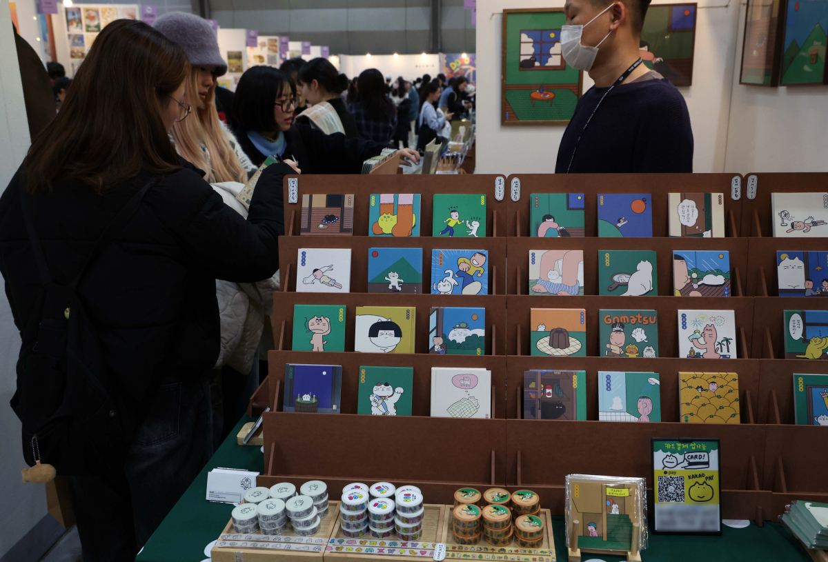 ▲26일 서울 강남구 코엑스에서 열린 ‘서울일러스트레이션페어 V.18’에서 참관객들이 부스를 둘러보고 있다. 서울일러스트레이션페어는 매년 개최되는 국내 최대 규모의 일러스트레이션 전문 전시회로 일러스트, 그래픽 디자인, 캘리그라피, 타이포그라피 등 다양한 창작자들의 작품을 만나볼 수 있다. 신태현 기자 holjjak@