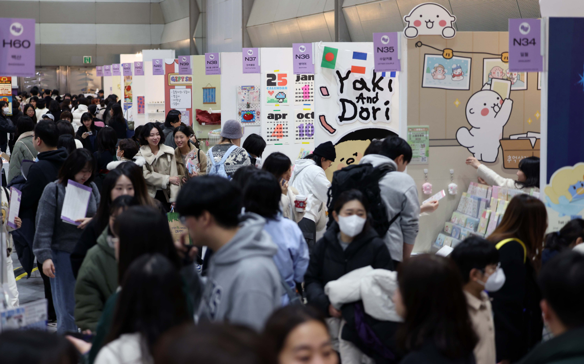 ▲26일 서울 강남구 코엑스에서 열린 ‘서울일러스트레이션페어 V.18’ 행사장이 참관객들로 붐비고 있다. 서울일러스트레이션페어는 매년 개최되는 국내 최대 규모의 일러스트레이션 전문 전시회로 일러스트, 그래픽 디자인, 캘리그라피, 타이포그라피 등 다양한 창작자들의 작품을 만나볼 수 있다. 신태현 기자 holjjak@