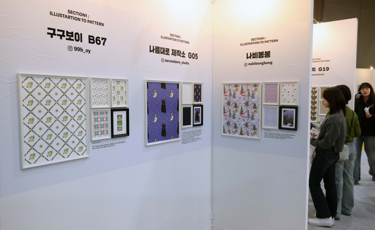 ▲26일 서울 강남구 코엑스에서 열린 ‘서울일러스트레이션페어 V.18’에서 참관객들이 부스를 둘러보고 있다. 서울일러스트레이션페어는 매년 개최되는 국내 최대 규모의 일러스트레이션 전문 전시회로 일러스트, 그래픽 디자인, 캘리그라피, 타이포그라피 등 다양한 창작자들의 작품을 만나볼 수 있다. 신태현 기자 holjjak@